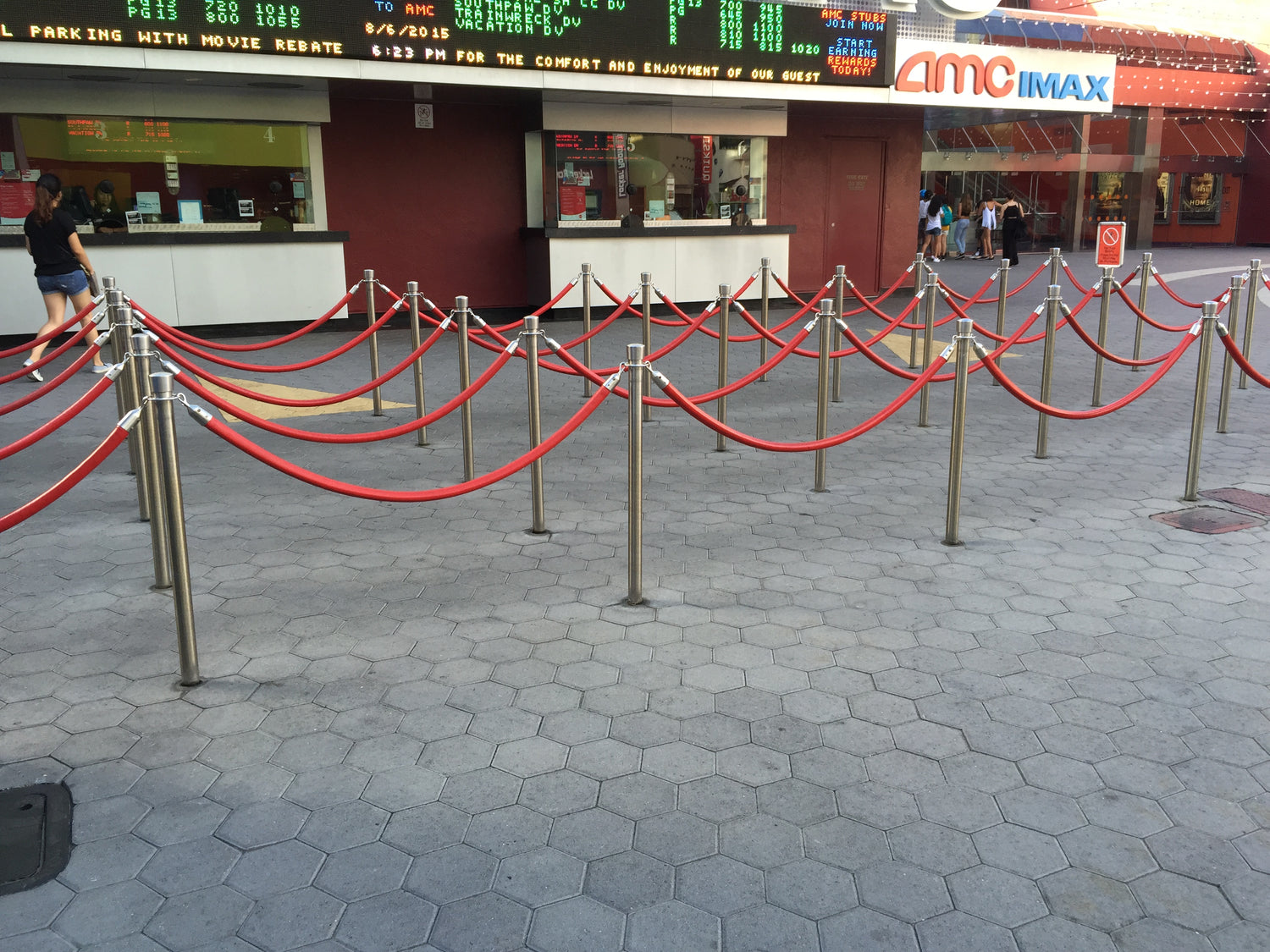 Controlling Crowds: Types of Stanchions Explained 